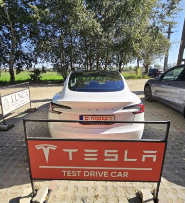 Condu o Tesla! Test drive Tesla Model 3 in Arad la Pensiunea Lunca