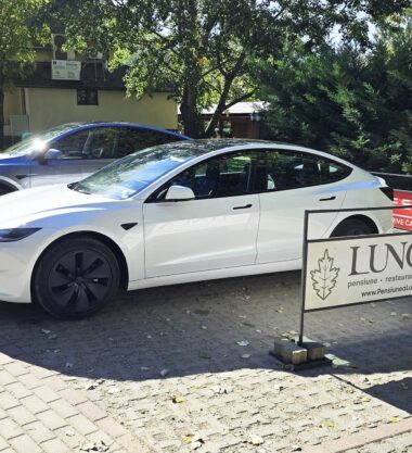 Condu o Tesla! Test drive Tesla Model Y si Tesla Model 3 in Arad la Pensiunea Lunca