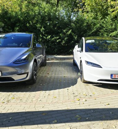 Condu o Tesla! Test drive Tesla Model Y si Tesla Model 3 in Arad la Pensiunea Lunca